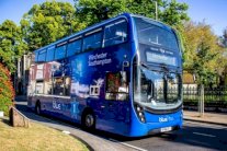 إطلاق أول حافلة لتنقية الهواء في بريطانيا