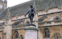 تمثال كرومويل أمام البرلمان يثير الخلاف بين مؤرخي بريطانيا