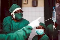 موكويغي يتبلغ نبأ جائزة نوبل أثناء إجرائه عملية جراحية