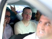 القسّ الأميركي المفرج عنه يغادر تركيا