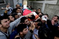 الآلاف يشاركون في تشييع سبعة فلسطينيين في قطاع غزة