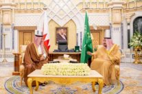 العاهل السعودي يلتقي ولي عهد البحرين ورئيس الوزراء اللبناني