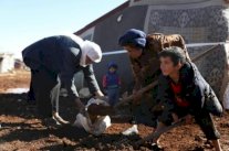 العاصفة تدمر خيام النازحين في سوريا