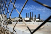 الأضواء تعود إلى المنازل في غزة بعد تحسن التغذية بالكهرباء