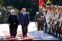 الرئيس العراقي يصل إلى طهران لبحث العقوبات والتعاون التجاري