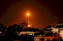 تواصل إطلاق الصواريخ الفلسطينية والغارات الإسرائيلية ليلًا في غزة