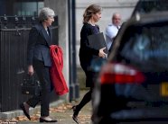 ماي المتحدية: أنا باقية!