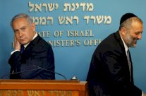 الشرطة توصي بتوجيه اتهامات بالفساد لوزير الداخلية الاسرائيلية