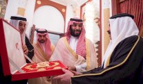 ملك البحرين يقلد ولي العهد السعودي وسام الشيخ عيسى بن سلمان