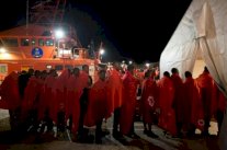 إنقاذ 560 مهاجرًا ومصرع ثلاثة آخرين قبالة سواحل إسبانيا