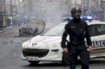 فرنسا تعلق زيادة الضرائب على الوقود