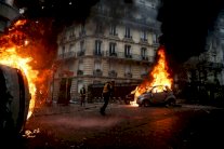 السجن لمحتجين اثنين في فرنسا بعد إحراق مبنى إدارة محلية