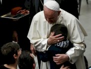 البابا يضيء شمعة على نية أطفال سوريا