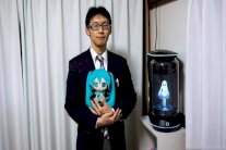 ياباني يتزوج صورة ثلاثية الأبعاد!