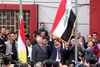 الأكراد يرضخون لقرار بغداد وينزلون علم كردستان بكركوك