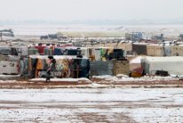 مخيمات اللاجئين السوريين في لبنان تغرق تحت الثلج والامطار