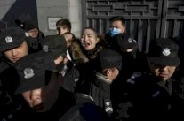 السجن أربع سنوات ونصف سنة لمحام أدين بالتخريب في الصين