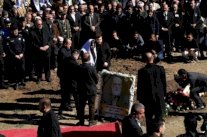 أمير الأيزيديين يوارى الثرى في العراق