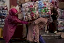 المغرب: تقرير يسجل سوء معاملة الأمن والجمارك لنساء التهريب في معبر سبتة 