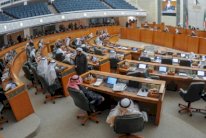 يومٌ حافلٌ في الكويت ينتهي بنجاة الحكومة من مأزق كبير