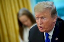 ترمب يبقي عسكريين في سوريا ويؤكد عدم تراجعه عن قرار الانسحاب