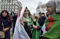 الجزائريون يحسمون: بوتفليقة إرحل!