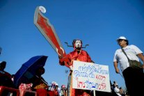 المحكمة الدستورية في تايلاند تحل الحزب المعارض المرتبط بشيناواترا