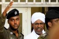 عمر البشير يمثل أمام المحكمة بتهمة الفساد