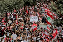 لبنانيون ناقمون يرفعون صوتهم ضد فساد السلطة وسوء إدارتها