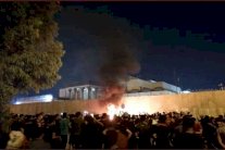 المئات يحاصرون قنصلية إيران في كربلاء ويحرقون سور حمايتها