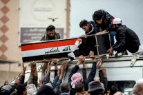 العراقيون يسقطون في الشارع محرمات حول إيران