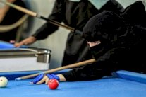 يمنيات في صنعاء يتحدين ظروف الحرب للعب البلياردو