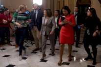 بيلوسي تحيل مادتي عزل ترمب في الأسبوع المقبل على مجلس الشيوخ