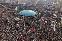 حشود ضخمة في مراسم دفن سليماني في مسقط رأسه