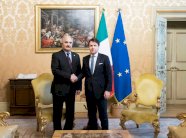 كونتي يحضّ حفتر على وقف هجومه في ليبيا