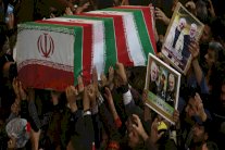 خامنئي يؤمّ صلاة الميت على جثمان سليماني في طهران