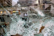 ورشات تنظيف وصيانة أمام مصارف لبنانية بعد ليلة تحطيم