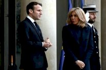 متظاهرون حاولوا الدخول لمسرح كان ماكرون بداخله