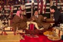 محمد بن سلمان يستقبل شينزو آبي في العلا