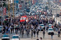 متظاهرون يعاودون قطع الطرق بسياراتهم في لبنان