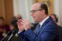 رئيس الحكومة المكلّف في تونس يؤجل الاعلان عن حكومته