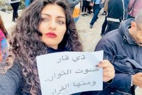 فتيات العراق حين يسخرن من الصدر... صورهن في المظاهرات