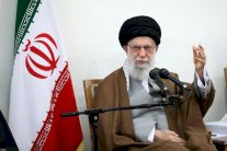 خامنئي يتّهم الإعلام باستخدام كورونا لثني الإيرانيين عن التصويت