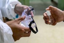 الإمارات تدعو كبار السن إلى التزام منازلهم