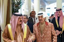 رئيس الوزراء البحريني يعود للبلاد بعد رحلة علاج تكللت بالنجاح