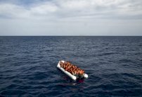 مقتل مهاجر وفقدان ستة آخرين في غرق مركب قبالة تونس