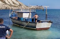 وصول نحو 400 مهاجر إلى سواحل صقلية