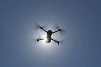 طائرات مسيّرة وكاميرات تراقب شواطئ إسبانيا