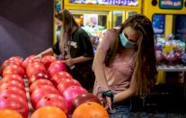 حاكم تكساس: وضع الكمامات في الأماكن العامة بات إلزاميًا