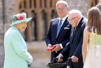 ملكة بريطانيا توشّح مور بلقب 